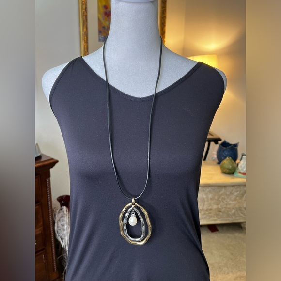 Ovals With Faux Pearl Necklace - Picture 2 of 10